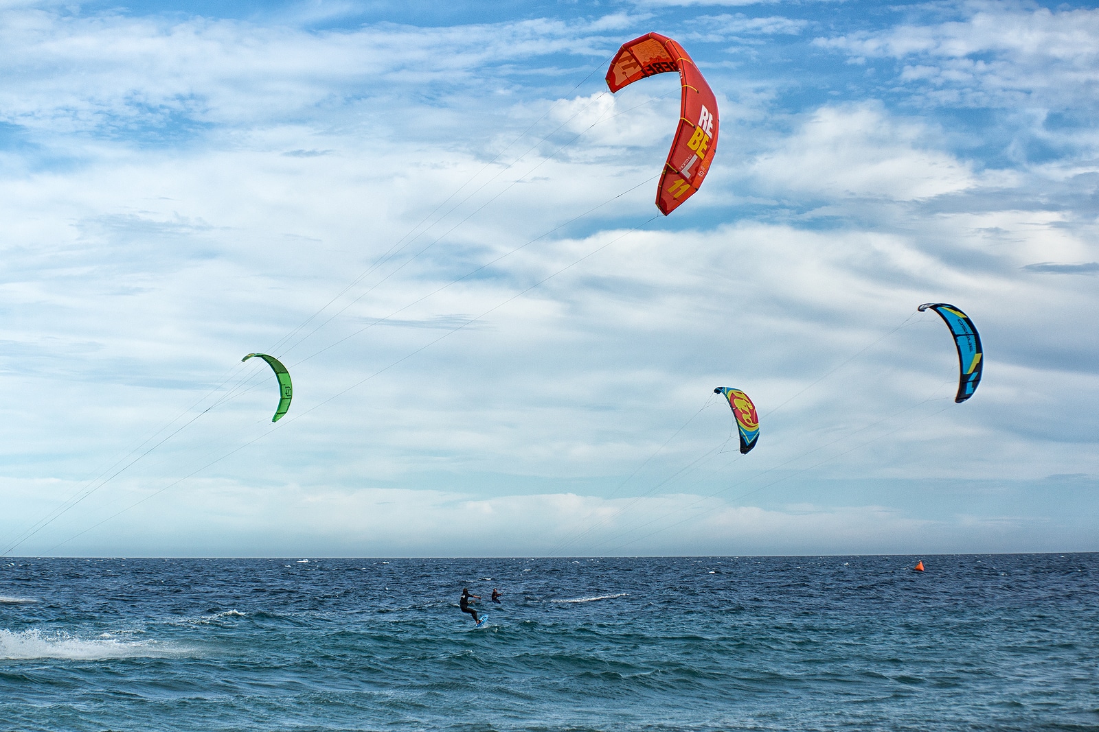 Jazzing Up Your Trips with Vacancy Rewards (1) : kite-boarders on the sea